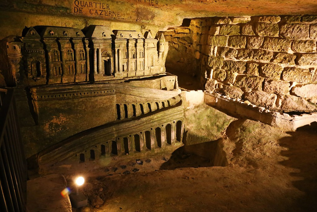 Du khách có thể thấy các tượng điêu khắc ở hành lang có tên Port-Mahon do một thợ mỏ tạo ra, hay hài cốt những cựu binh của vua Louis XV - vốn ở đó từ nhiều năm trước khi hài cốt được chuyển xuống. Ảnh: Bestofrob.