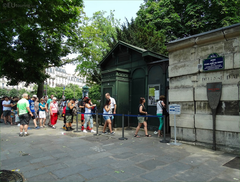 Ngày nay, khoảng hơn 1,6 km đường hầm được mở cửa cho du khách tham quan. Lối vào công cộng nằm ở đại lộ Colonel Henri Rol-Tanguy. Bạn sẽ mất khoảng 45 phút để đi hết đoạn được phép. Ảnh: EUtouring.