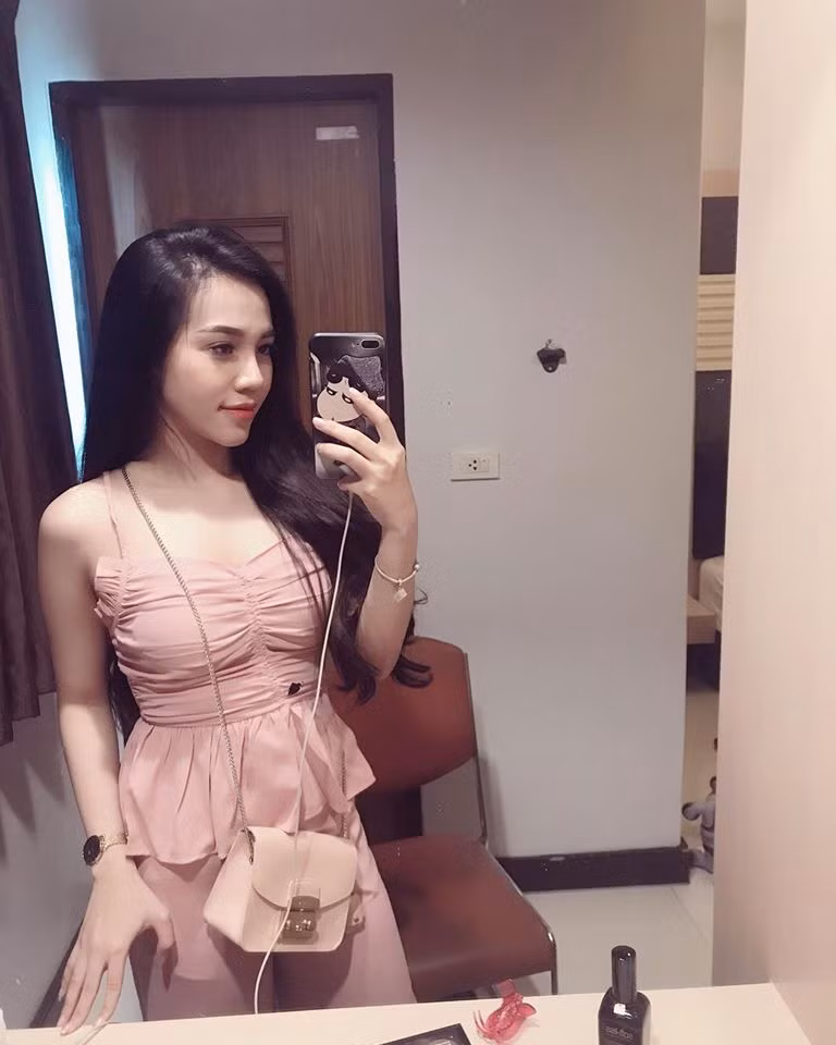 Bên cạnh những bộ cánh sành điệu, túi xách là phụ kiện không thể thiếu với nàng hot girl này. Ảnh: FBNV. Video "Minh Hằng chia sẻ về phong cách thời trang". Nguồn: VTC.