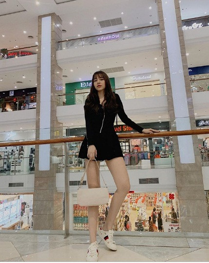 Người đẹp sinh năm 1997 thường xuyên diện các trang phục cực ngắn để khoe cặp đùi nõn nà.