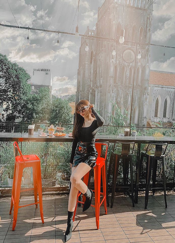 Áo thun với chân váy da cực ngắn và boot cùng tông màu khiến người yêu tin đồn của Hoàng Đức trông cực sang chảnh.