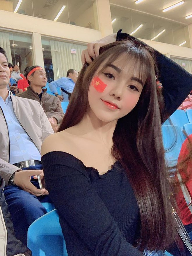 Sở hữu vòng một căng tròn, Gia Hân thường chọn áo váy trễ vai để tôn lên lợi thế cơ thể.