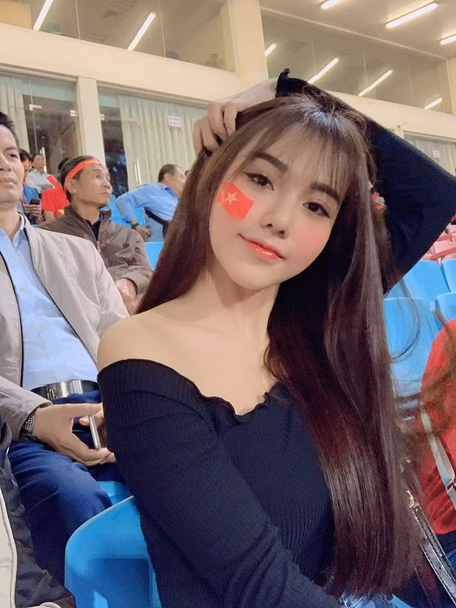 Sở hữu vòng một căng tròn, Gia Hân thường chọn áo váy trễ vai để tôn lên lợi thế cơ thể.