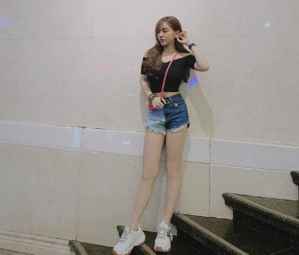 Áo croptop phối với quần short cực cá tính.