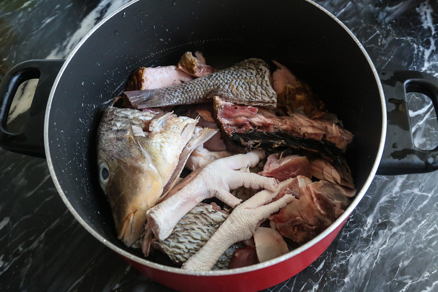 Món cá kho với cả chân gà khó hiểu của người châu Phi. Ảnh: Terraoko. Video "Chế biến món ngon từ nấm đông cô". Nguồn: VTC.