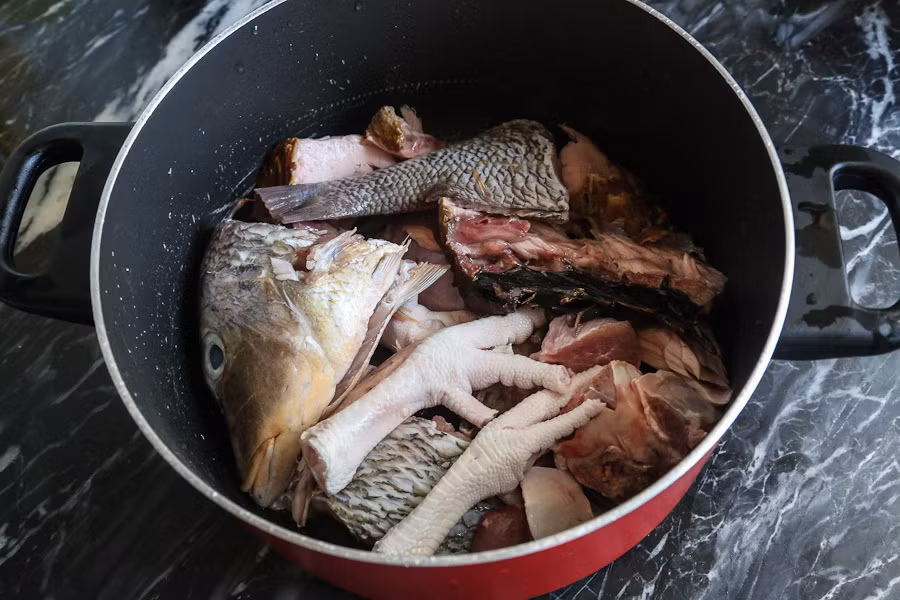 Món cá kho với cả chân gà khó hiểu của người châu Phi. Ảnh: Terraoko. Video "Chế biến món ngon từ nấm đông cô". Nguồn: VTC.