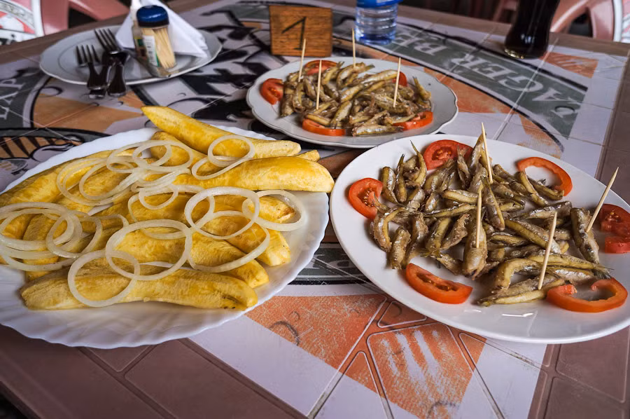 Rất nhiều nơi ở châu Phi thích ăn món cá khô chiên cực rẻ tiền này.