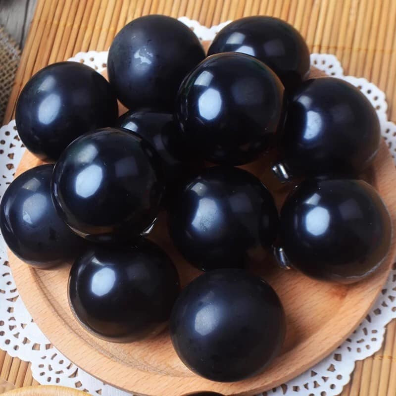 Cách để bóc thạch nho để ăn cũng khá thú vị, bạn cần có một vật có đầu nhọn, đâm mạnh vào thạch để lớp cao su vỡ ra.