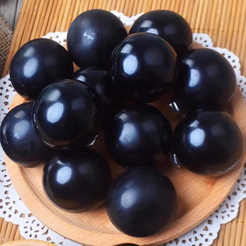 Cách để bóc thạch nho để ăn cũng khá thú vị, bạn cần có một vật có đầu nhọn, đâm mạnh vào thạch để lớp cao su vỡ ra.