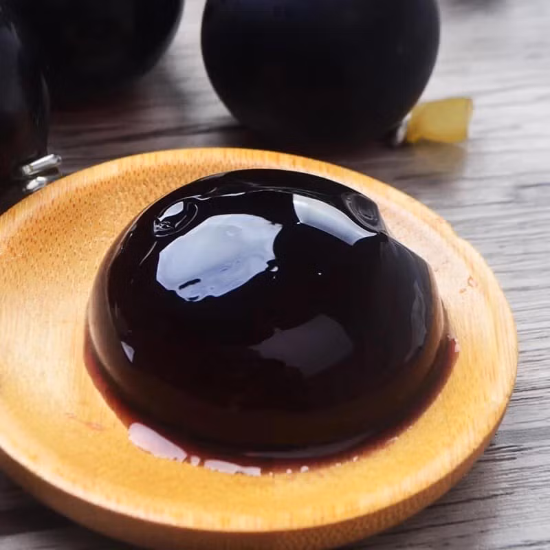 Món thạch này được nhận xét là có vị mát, chua chua, dẻo dai và có thơm mùi nho nhân tạo.