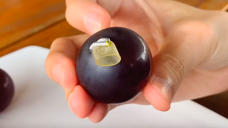 Không chỉ vẻ ngoài đặc biệt, điểm nổi bật chói lói nhất của món ăn vặt này chính là mức giá - khoảng 350.000 - 380.000 đồng tùy chỗ bán, khoảng 32.000 đồng/viên.