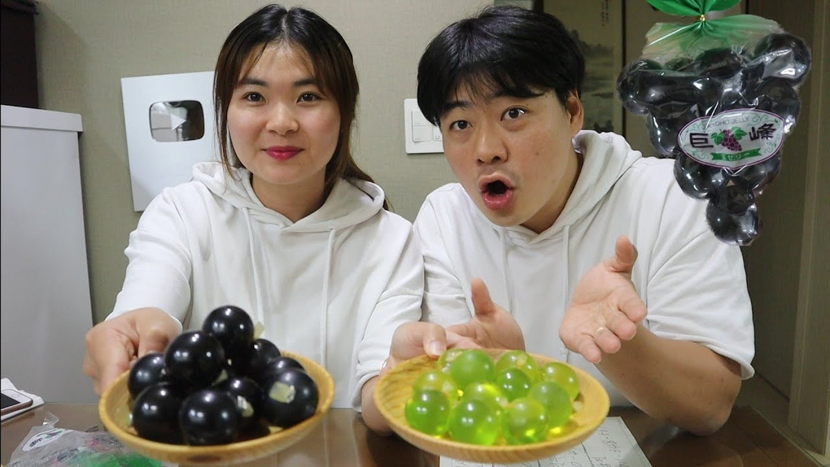 Một gói thạch nho Kyoho bao gồm 11 viên. Trông gói thạch khác biệt so với những sản phẩm thạch khác trên thị trường khi được đóng gói hình chùm nho.