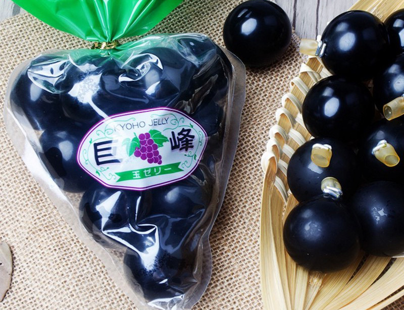 Bên trong, viên thạch nho được vo tròn trong túi cao su chứ không phải hộp nhựa kiểu truyền thống.