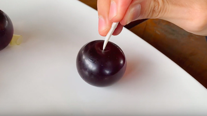 Ngoài ra, bạn cũng có thể lấy kéo cắt đầu của viên thạch.