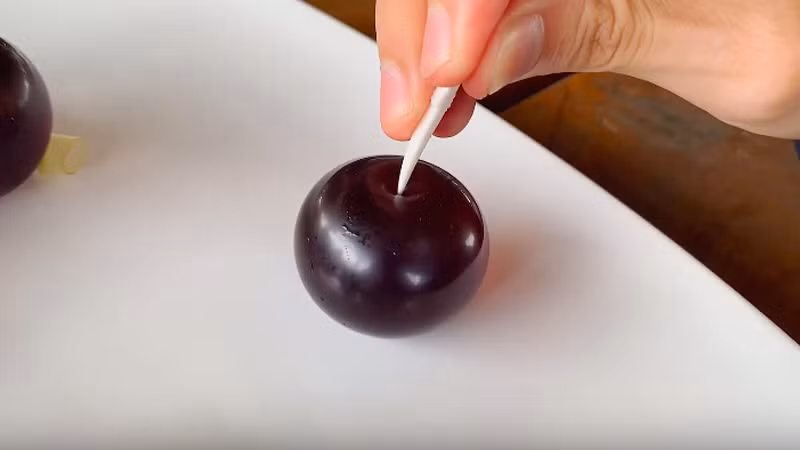 Ngoài ra, bạn cũng có thể lấy kéo cắt đầu của viên thạch.