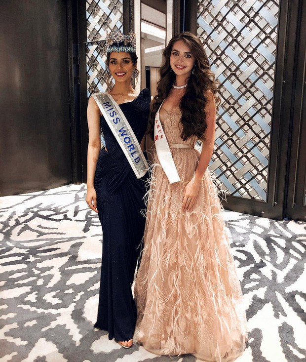 Mariya Vasilevich trông cực kỳ nóng bỏng trong các kiểu váy cúp ngực.