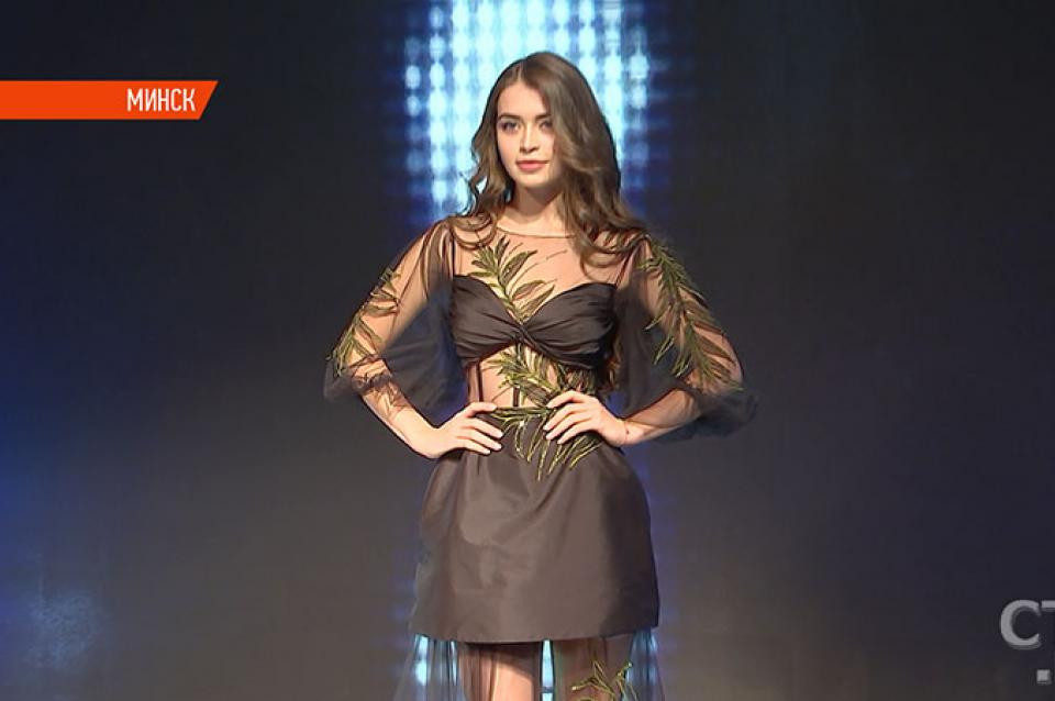 Người đẹp 22 tuổi cũng không ngại khoe hình thể trong trang phục xuyên thấu.