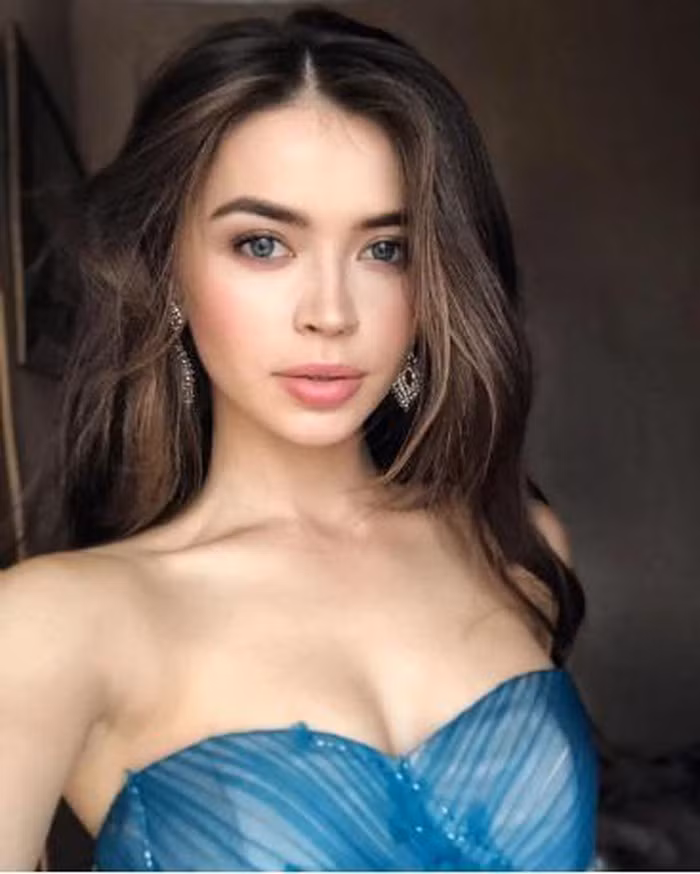 Trước khi tham gia vào chính trường, người đẹp 22 tuổi có cách ăn mặc gợi cảm, quyến rũ. 