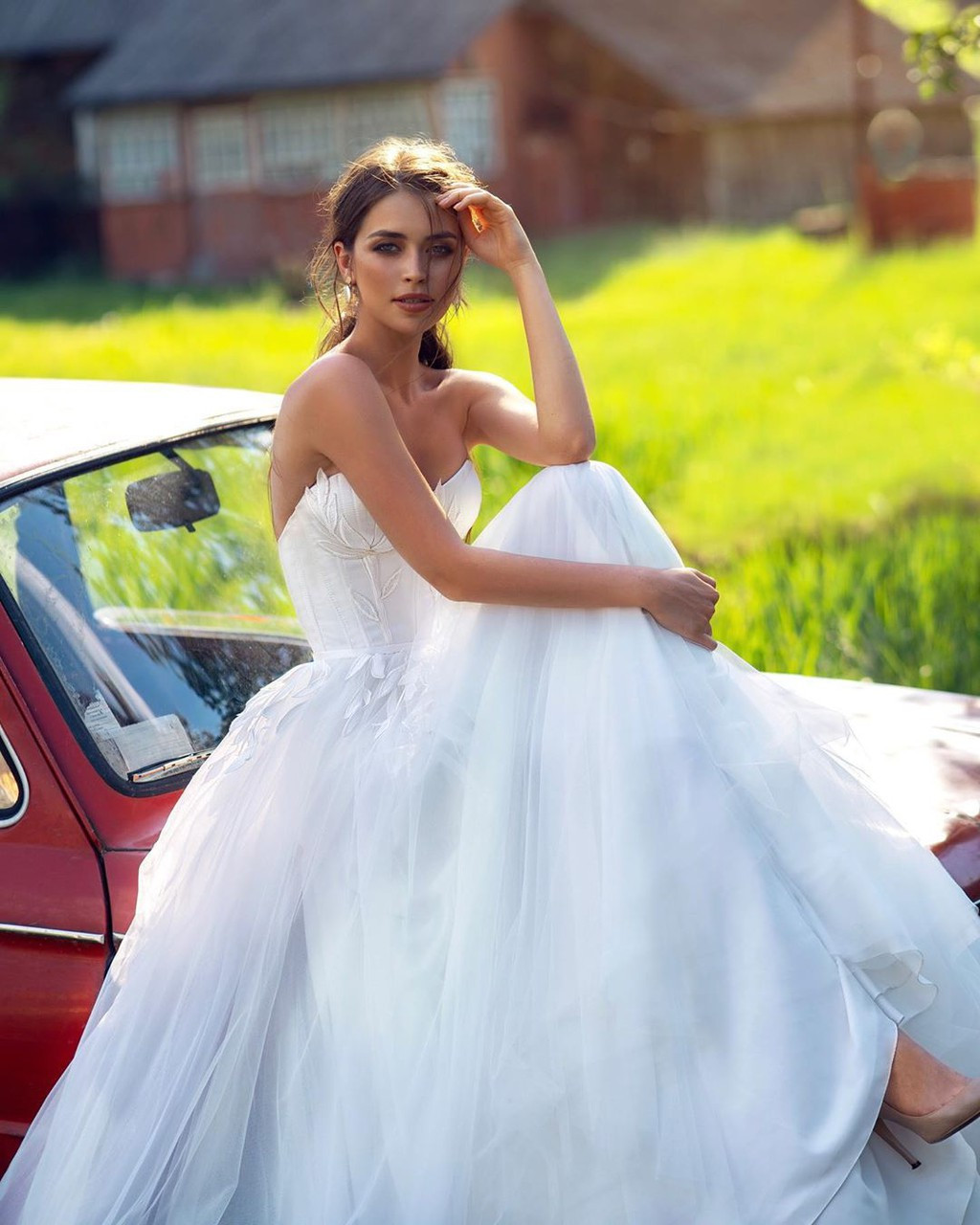 Nữ nghị sỹ trẻ nhất Belarus trông như một nàng công chúa xinh đẹp trong chiếc đầm cưới gợi cảm.