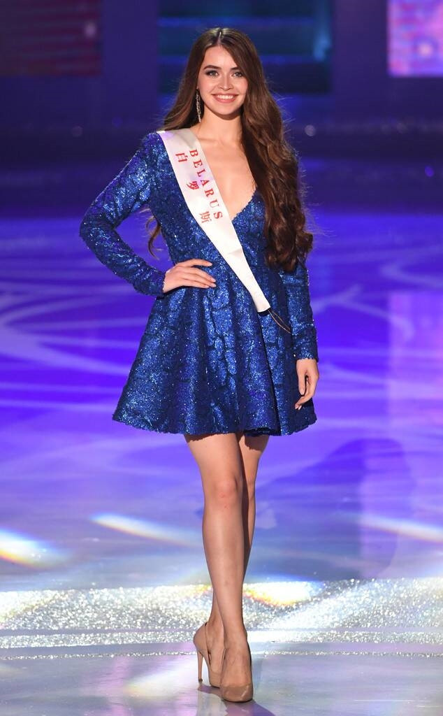 Người đẹp tự tin sải bước trên sàn diện với kiểu đầm xẻ ngực sâu sexy.