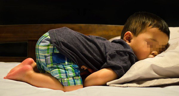 Thay hoc sinh ngu tu the la, co giao lat gio thi “chet lang” nhin doi tay be