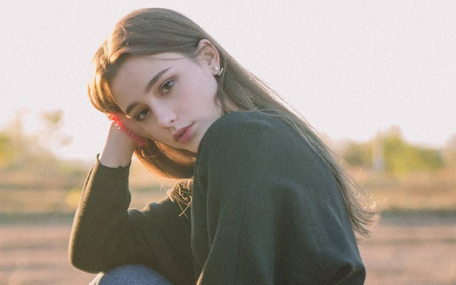 Dasha Taran thường rửa mặt bằng máy để giúp lỗ chân lông thông thoáng đồng thời tẩy tế bào chết, tăng tuần hoàn máu giúp làn da hồng hào và tươi trẻ hơn.