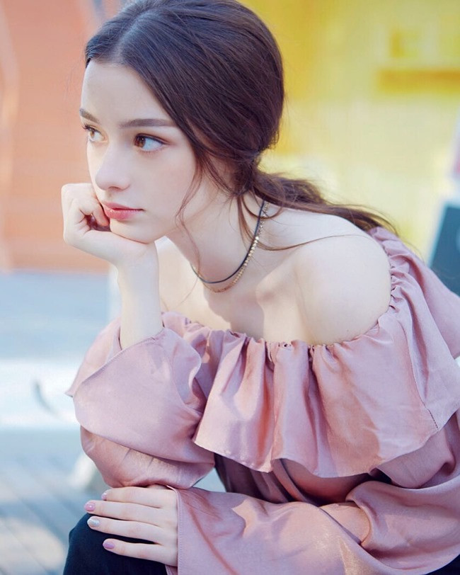 Trước khi bắt đầu các bước dưỡng da, người đẹp 20 tuổi luôn rửa sạch tay. Đây là bước quan trọng nhưng nhiều người bỏ qua. Tay là bộ phận tích tụ nhiều vi khuẩn sau một ngày hoạt động bởi vậy phải rửa sạch tay trước khi chăm sóc da.