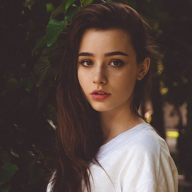 Với phần trang điểm ở mắt và môi, cô dùng loại nước tẩy trang riêng vì đây là vùng da mềm và nhạy cảm.