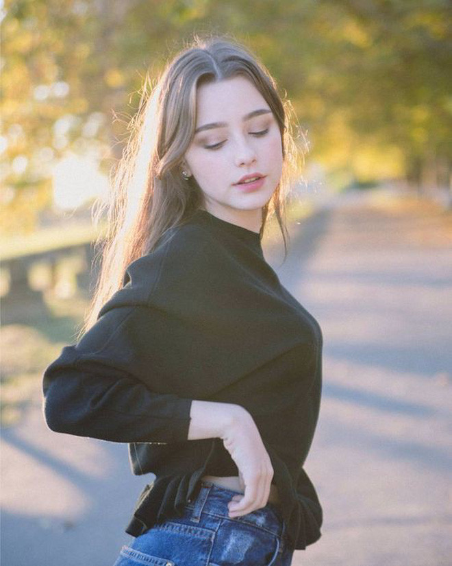 Ngoài ra, Dasha Taran không quên thoa kem dưỡng ẩm và sử dụng son dưỡng trước khi đi ngủ.