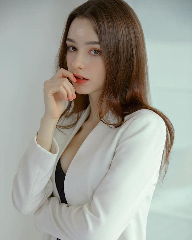 Ngoài công việc người mẫu, cô còn được biết đến là beauty blogger với những video hướng dẫn trang điểm và chăm sóc da.