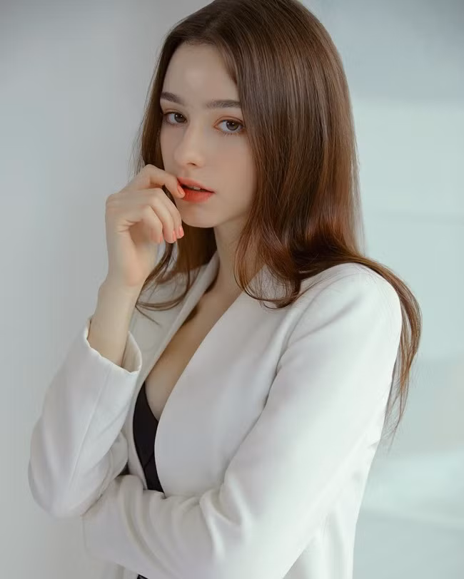 Ngoài công việc người mẫu, cô còn được biết đến là beauty blogger với những video hướng dẫn trang điểm và chăm sóc da.