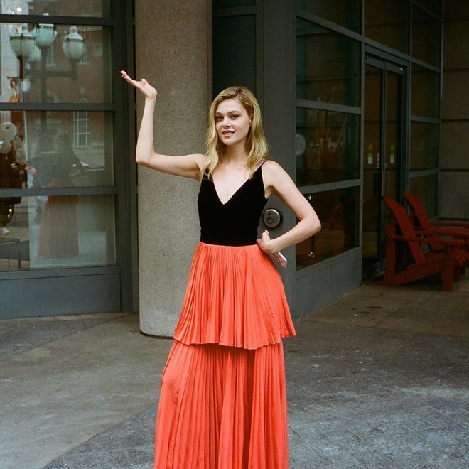 Cô thường chọn đầm xẻ ngực hoặc ôm dáng tới dự các buổi ra mắt phim, giao lưu ngoài trời với người hâm mộ.