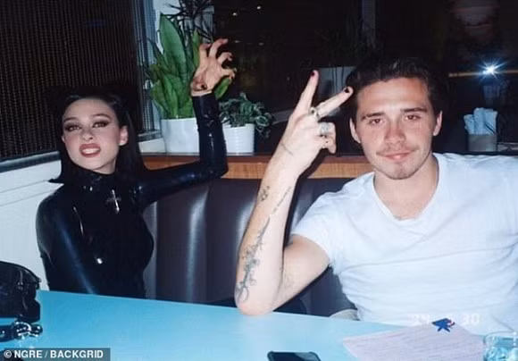 Theo Dailymail, Nicola Peltz sinh năm 1995, tại thành phố New York (Mỹ). 9X là con gái của cựu siêu mẫu Claudia Heffner, người vợ thứ 3 của tỷ phú Nelson Peltz (75 tuổi), ông từng sở hữu nhãn hàng nước uống Snapple nổi tiếng của Mỹ và có tài sản lên đến 1,65 tỷ USD.