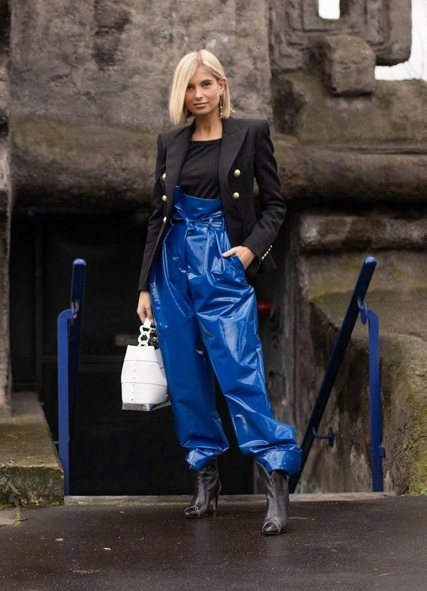 Xanh cổ điển và màu đen là sự kết hợp đơn giản nhưng mang lại hiệu quả tuyệt đối cho các chị em.