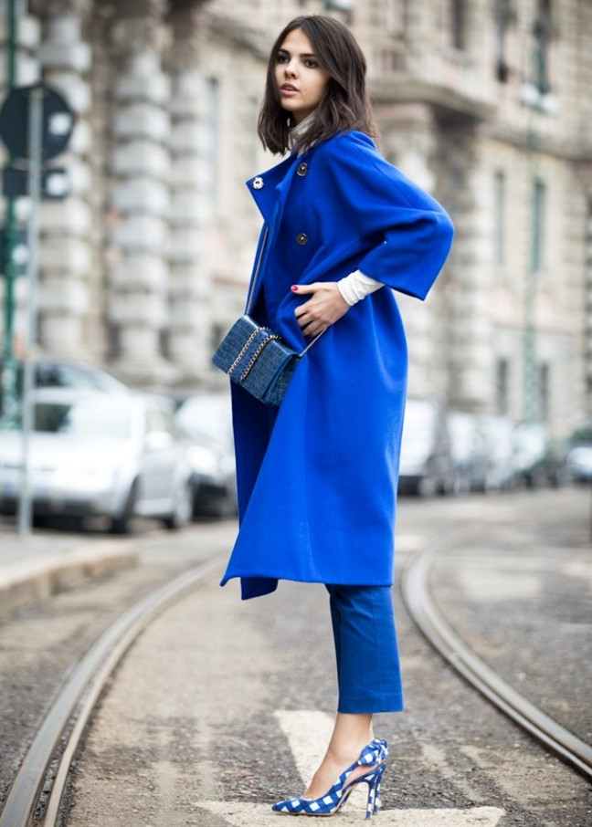 Nếu chọn cả set đồ màu xanh nhã nhặn thì bạn hãy tạo điểm nhấn bằng việc kết hợp một đôi giày họa tiết xanh trắng xen kẽ.