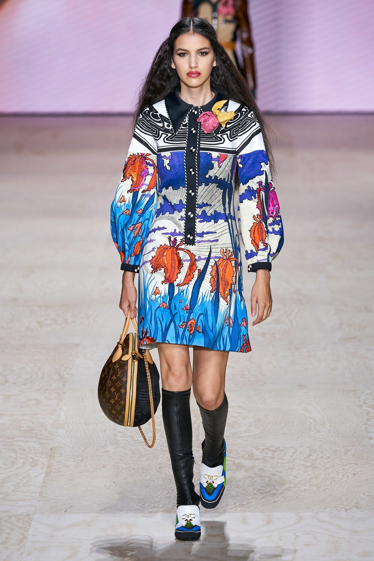 Chiếc váy được phối nhiều màu sắc khá hài hòa giúp chị em nổi bật trên phố. Ảnh: Internet. Video "Minh Hằng chia sẻ về phong cách thời trang". Nguồn: VTC.