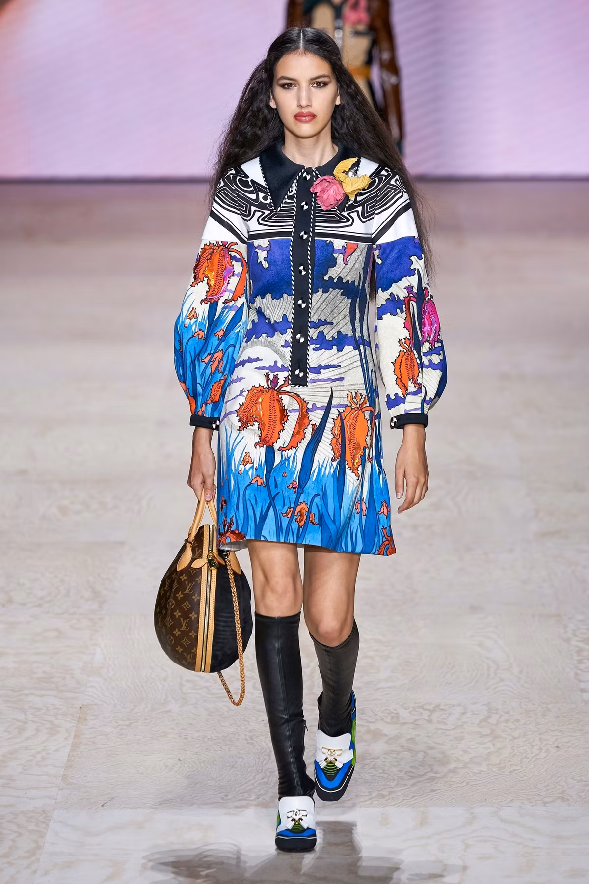 Chiếc váy được phối nhiều màu sắc khá hài hòa giúp chị em nổi bật trên phố. Ảnh: Internet. Video "Minh Hằng chia sẻ về phong cách thời trang". Nguồn: VTC.