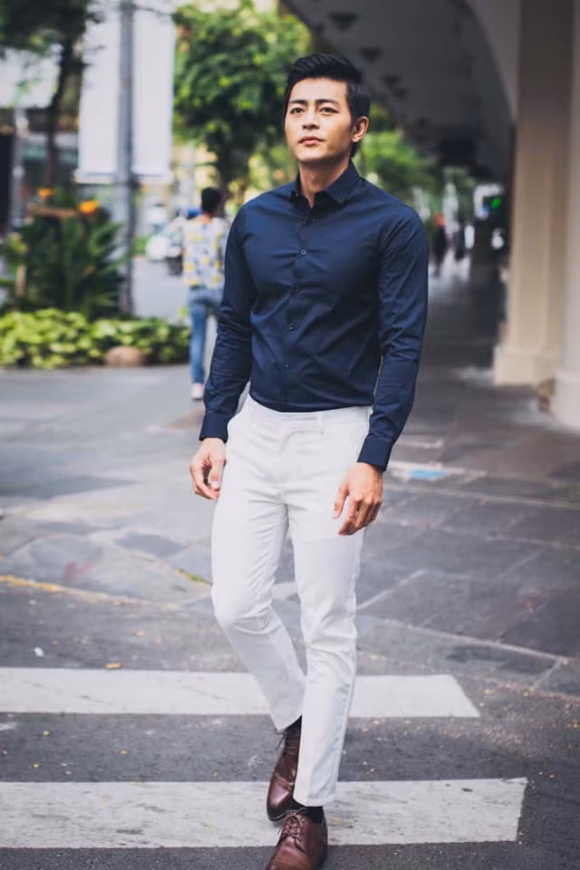 Ngoài đời, nam diễn viên gây ấn tượng với ngoại hình chuẩn, gương mặt nam tính và gu thời trang lịch lãm.