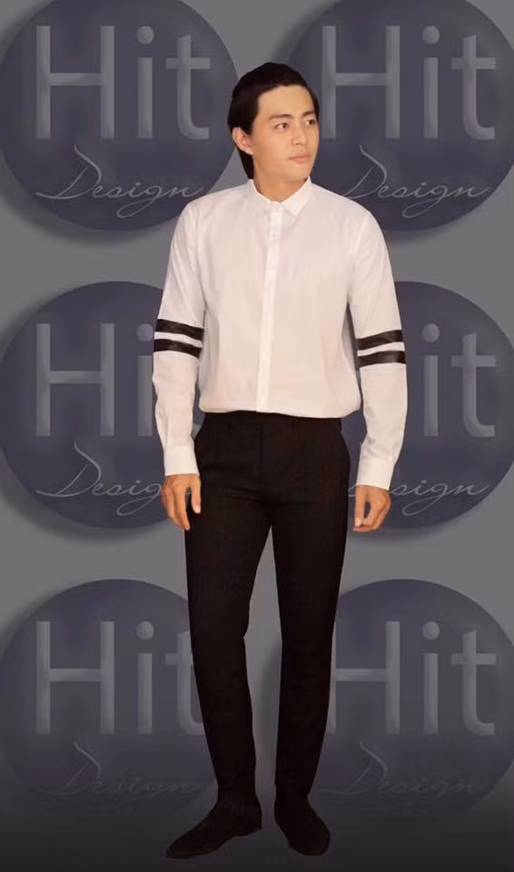 Quốc Huy cực điển trai khi diện sơ mi trắng "cắm thùng" với quần đen.