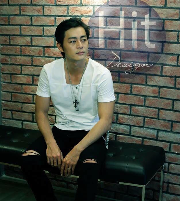 Đôi khi anh lại bụi bặm với áo phông và quần rách gối.