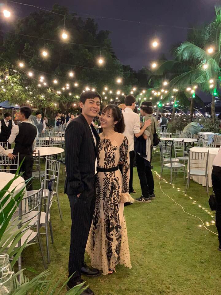 Khi đi tiệc cùng bạn gái, anh chọn bộ vest vô cùng lịch lãm.