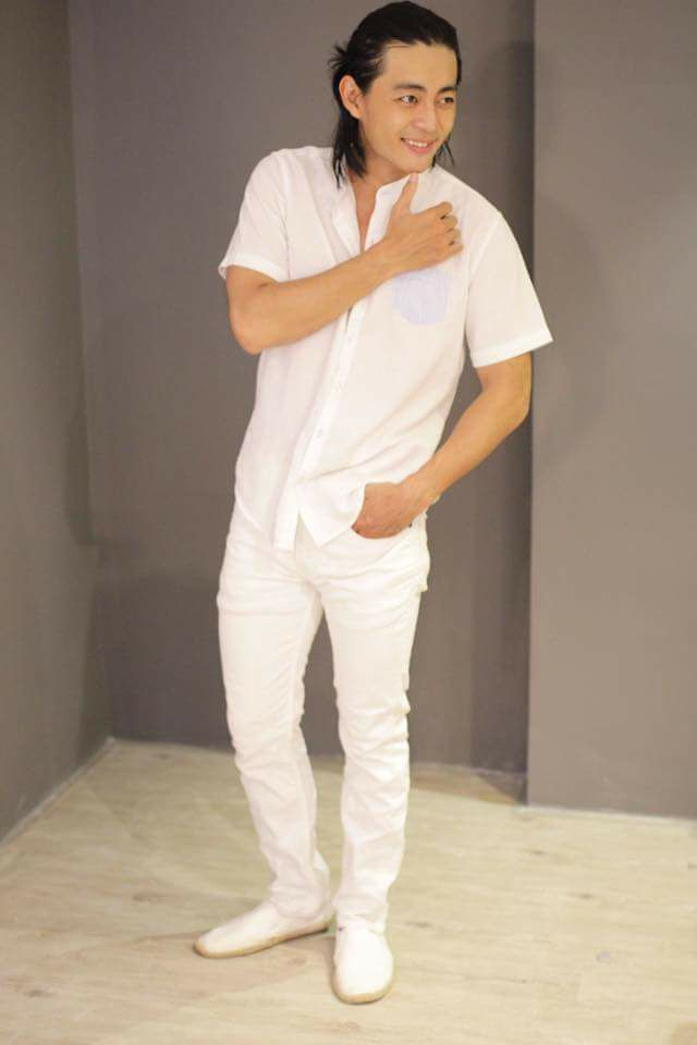 Quốc Huy hóa thành chàng trai lãng tử với cả "cây" trắng từ đầu đến chân. Ảnh: FBNV. Video "Minh Hằng chia sẻ về phong cách thời trang". Nguồn: VTC.