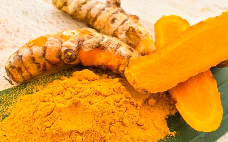 Bổ sung nghệ trong bữa ăn để điều trị nhiễm trùng: Củ nghệ chứa chất chống oxy hóa mạnh mẽ và đặc tính chống viêm, kháng nấm, kháng khuẩn và kháng virus.