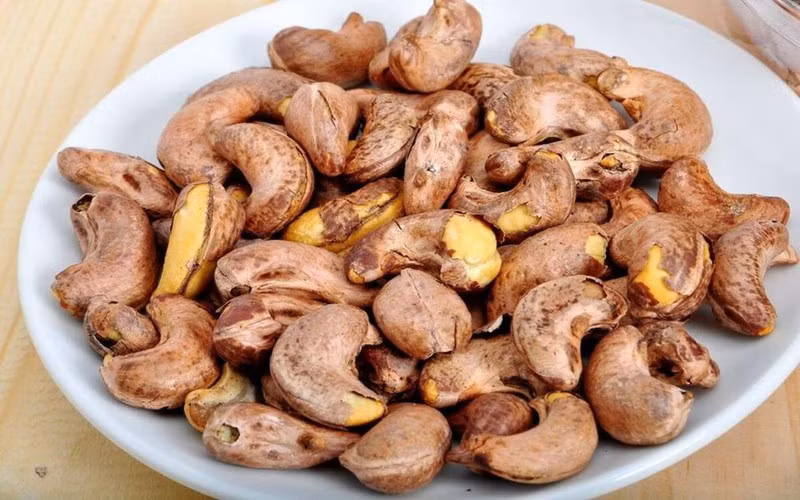 Hạt điều hỗ trợ chuyển động cơ bắp: Hạt điều là một nguồn khoáng chất tốt, đặc biệt là magiê, kali, phốt pho, kẽm và selen, và chúng có chứa một số sắt, mangan và đồng cần thiết cho sự chuyển động điện của tim và cơ bắp.