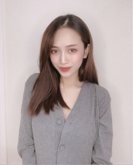 Với style ăn mặc đa dạng, "bà bầu tuổi 20" đã tạo được dấu ấn thời trang rất riêng: lúc thì cá tính, khi đầy nữ tính.