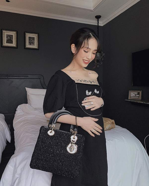 Trải qua những ngày tháng của thai kỳ, ái nữ nhà Minh Nhựa vẫn ăn mặc sành điệu hết nấc và được nhận xét là ngày càng xinh đẹp, nhuận sắc hơn. Khoe nhan sắc xinh đẹp trong một thiết kết màu đen, Joyce Phạm cũng không quên đeo thêm túi xách hàng hiệu của Dior trị giá hơn 150 triệu đồng.