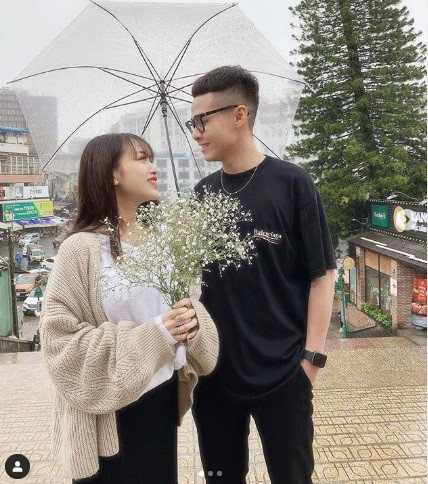 Bà bầu trẻ thường xuyên ăn mặc giản dị xuống phố cùng chồng.