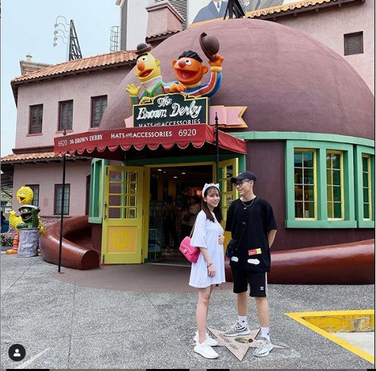 Dù mặc theo phong cách thời trang nào, cô tiểu thư 9X vẫn không quên kết hợp cùng những món phụ kiện đắt đỏ như túi xách, giày... để nâng tầm cho cây đồ thêm phần sang chảnh.