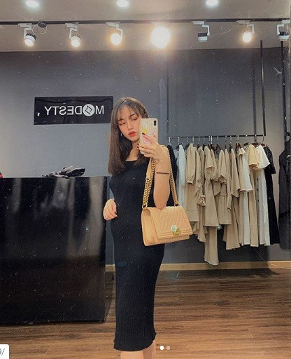 So với những bà bầu của Vbiz, ái nữ nhà Minh Nhựa không quá chau chuốt vào váy áo lộng lẫy. Thế nhưng cô luôn biết cách phối đồ với các phụ kiện hàng hiệu.