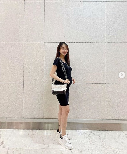 Trên trang cá nhân, người đẹp 1999 vẫn thường xuyên khoe gu thời trang sành điệu với toàn hàng hiệu.